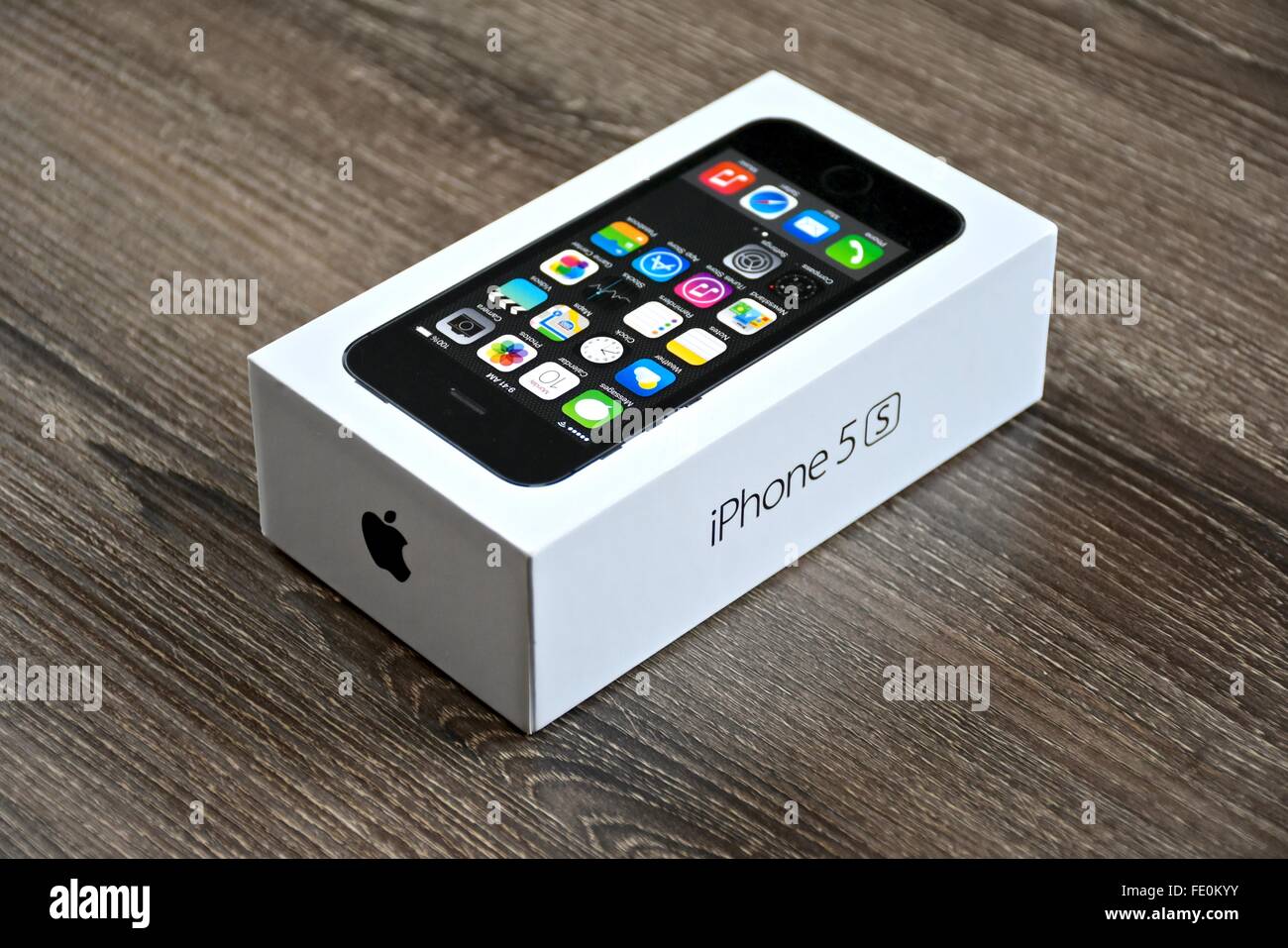 Apple iPhone box su una superficie di legno Foto Stock