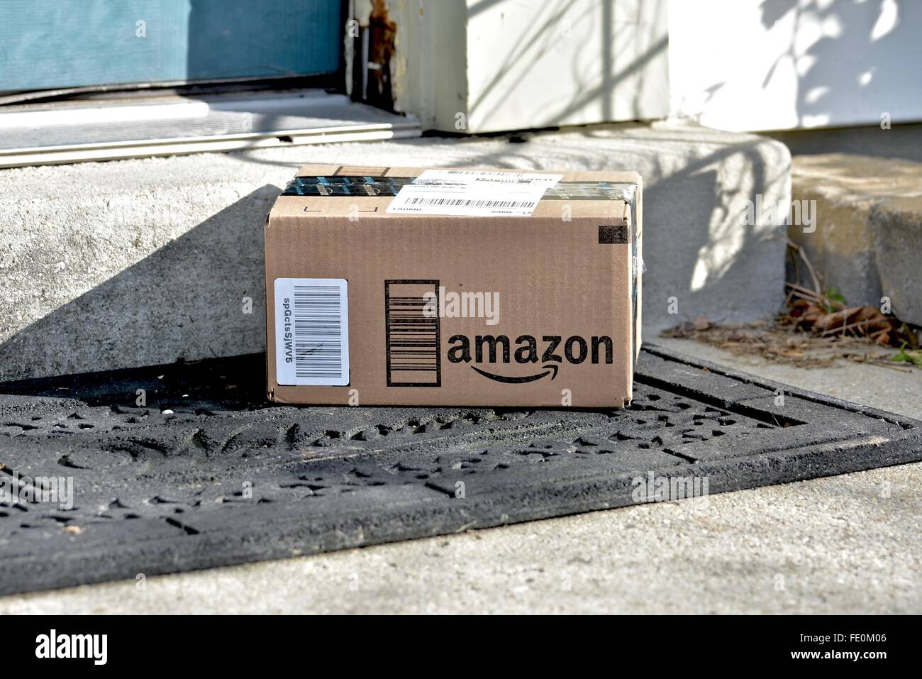 La perfezione del Amazon pacchetto consegnato a casa residenziale Foto Stock