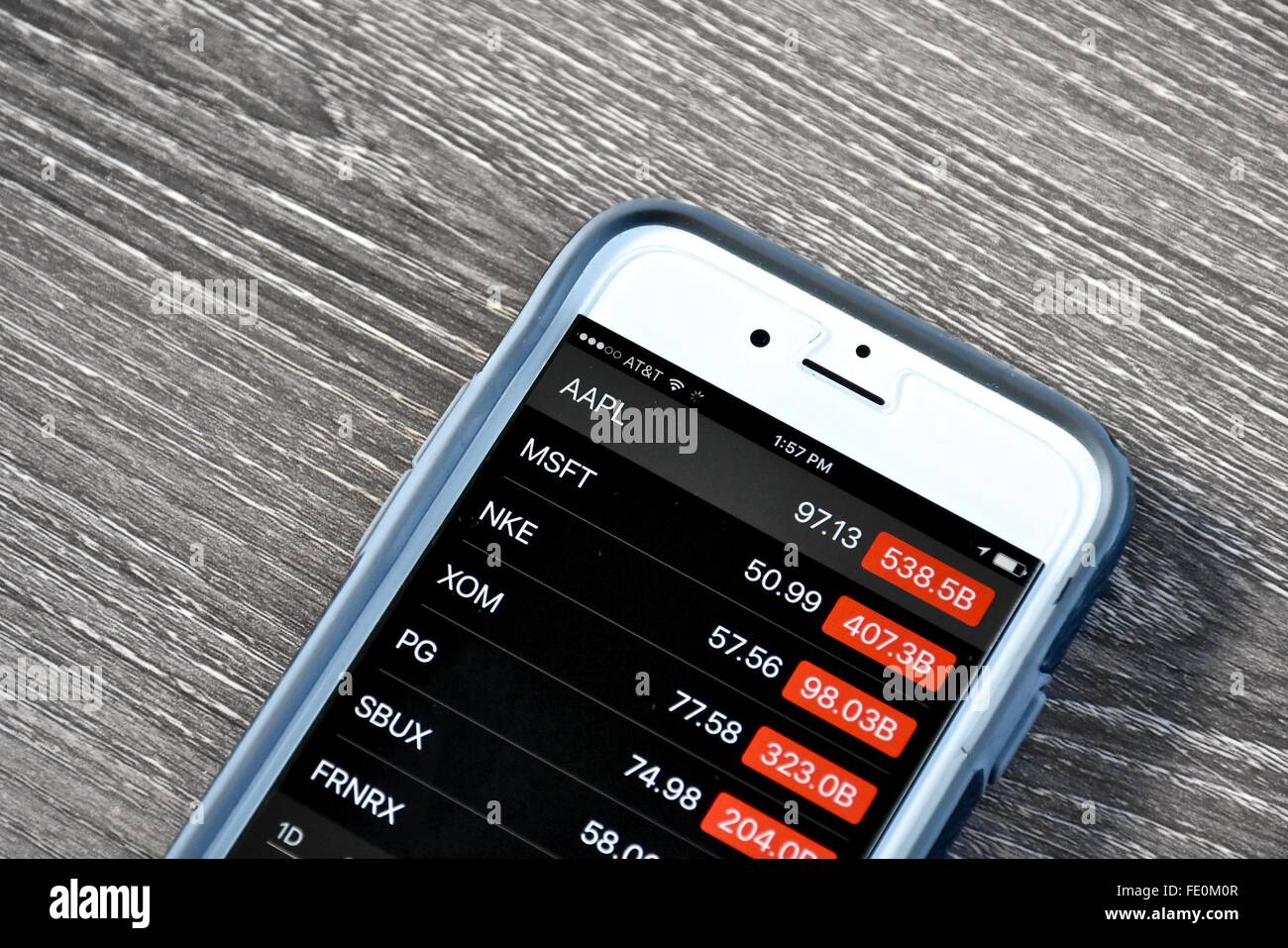 Apple iPhone visualizzando il mercato azionario in un giorno di correzione del mercato Foto Stock