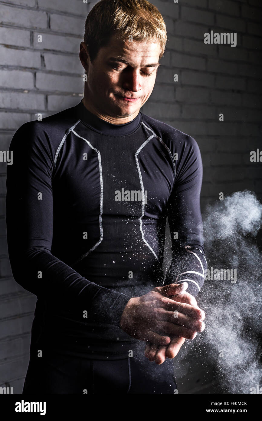 Ritratto athletic uomo con polvere di gesso in mani Foto Stock