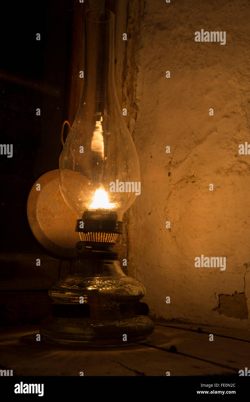 Vintage lampada di kerosene in corrispondenza della finestra Foto Stock