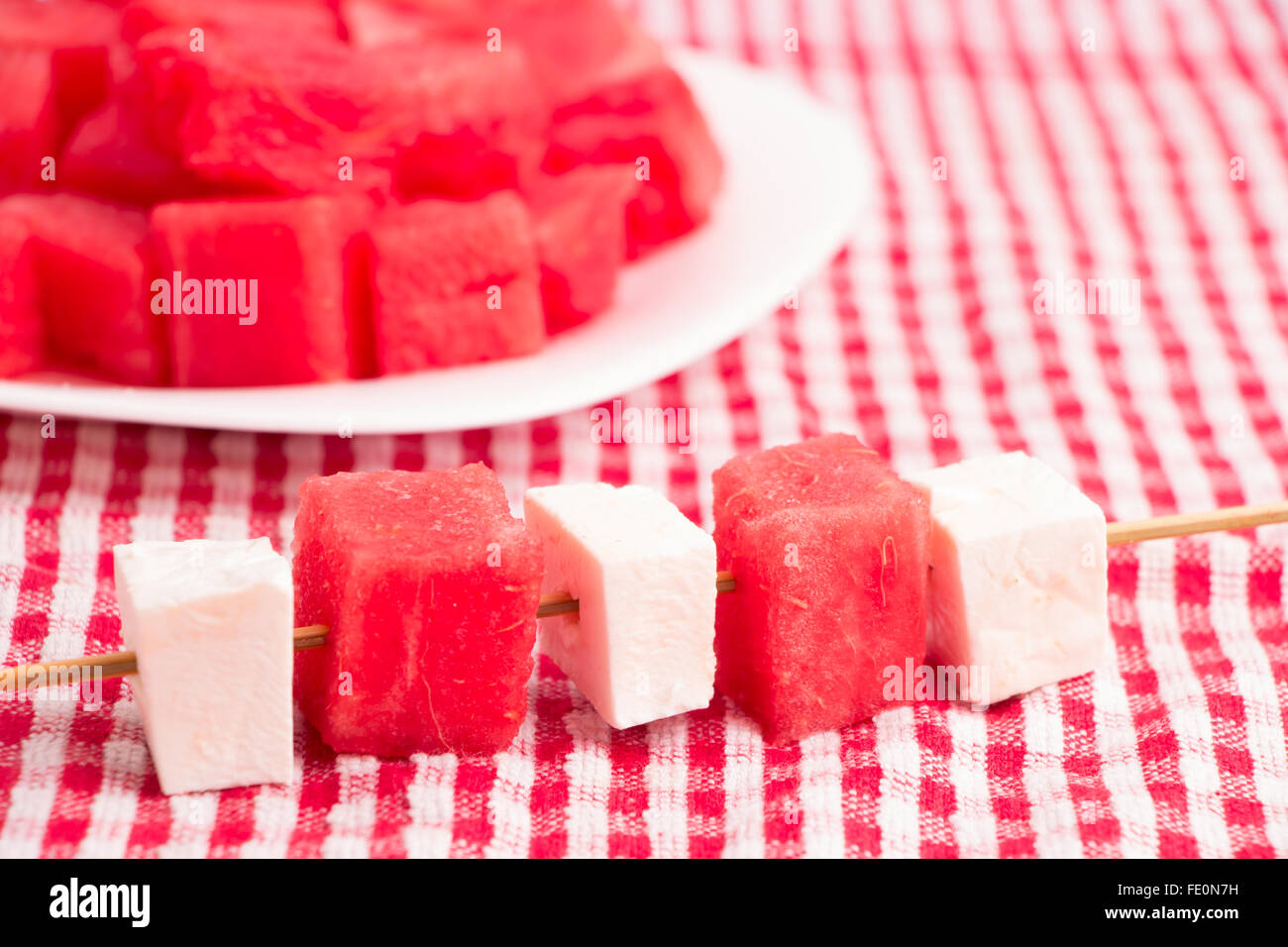 Pezzi di anguria e formaggio bianco su bastoni , con piastra di cocomero Foto Stock