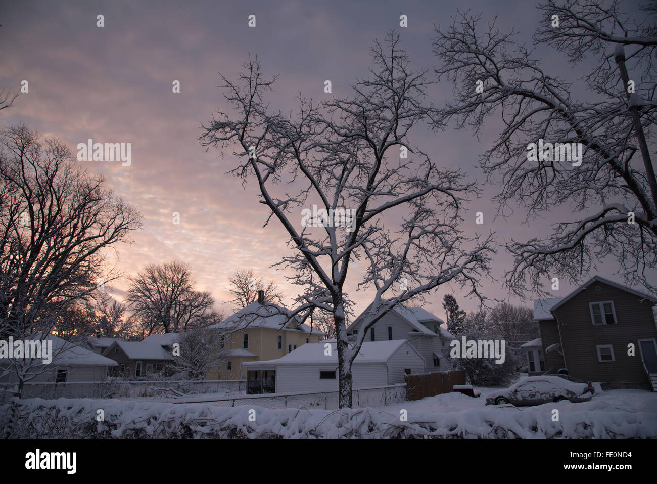 Case e cortili coperti di neve, appena dopo un sunrise e una tempesta di neve. Oshkosh, Wisconsin Foto Stock