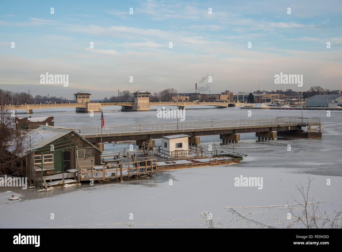 Capanna di pesca nel ghiaccio con il ponte e il dock. Congelati di Fox River, Oshkosh, Wisconsin Foto Stock