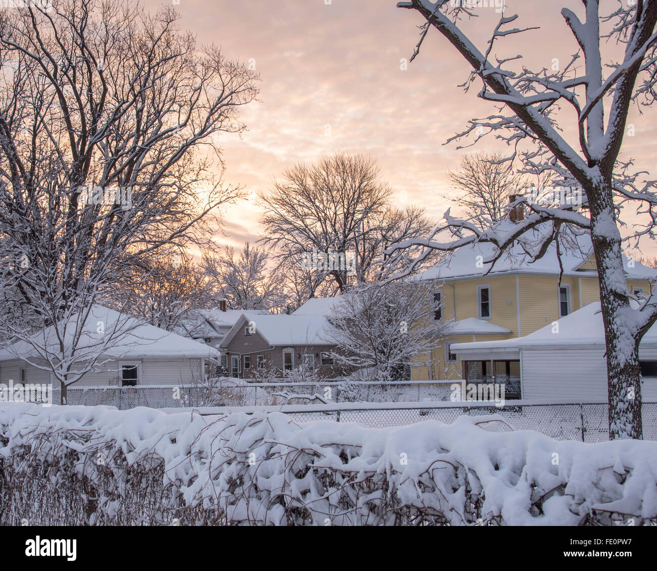 Zona coperta in una fresca coltre di neve dopo una tempesta di neve. Oshkosh, Wisconsin Foto Stock