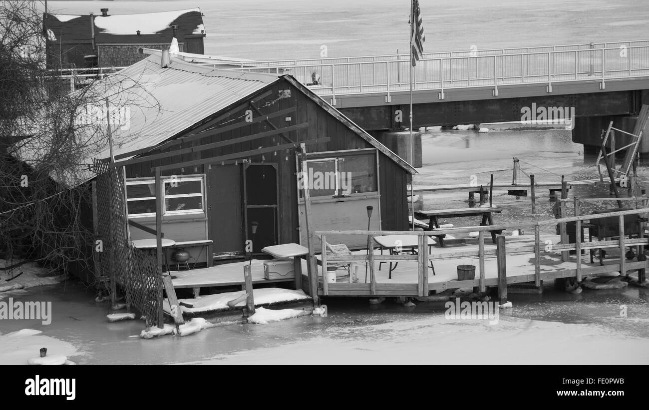 Vecchia Capanna di pesca e banchine in inverno. Fox River, Oshkosh, Wisconsin Foto Stock