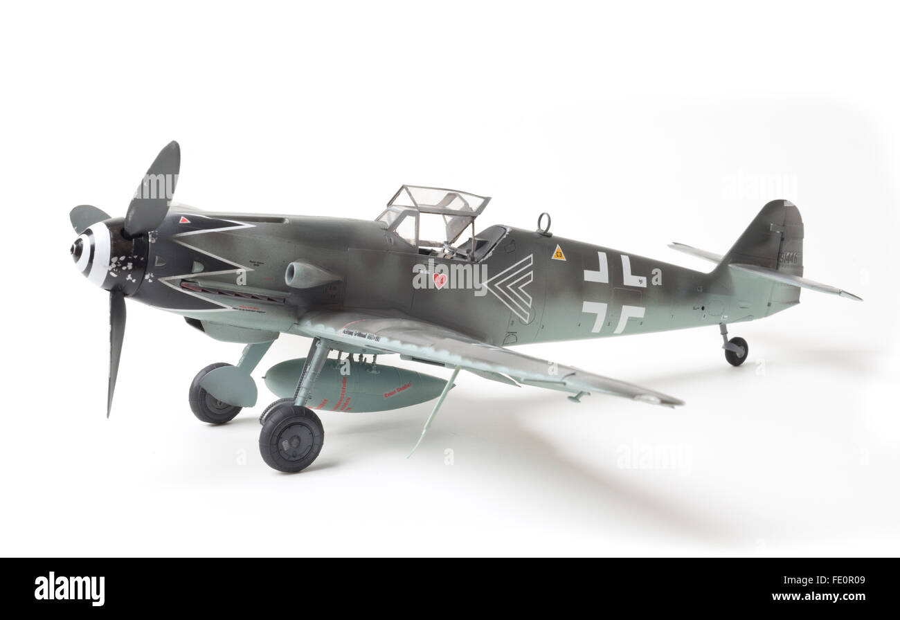 Messerschmitt Bf109G-10 Erla, Luftwaffe marcature, con tettuccio aperto. 1:32 fine modello in scala su bianco di sfondo per studio. Foto Stock