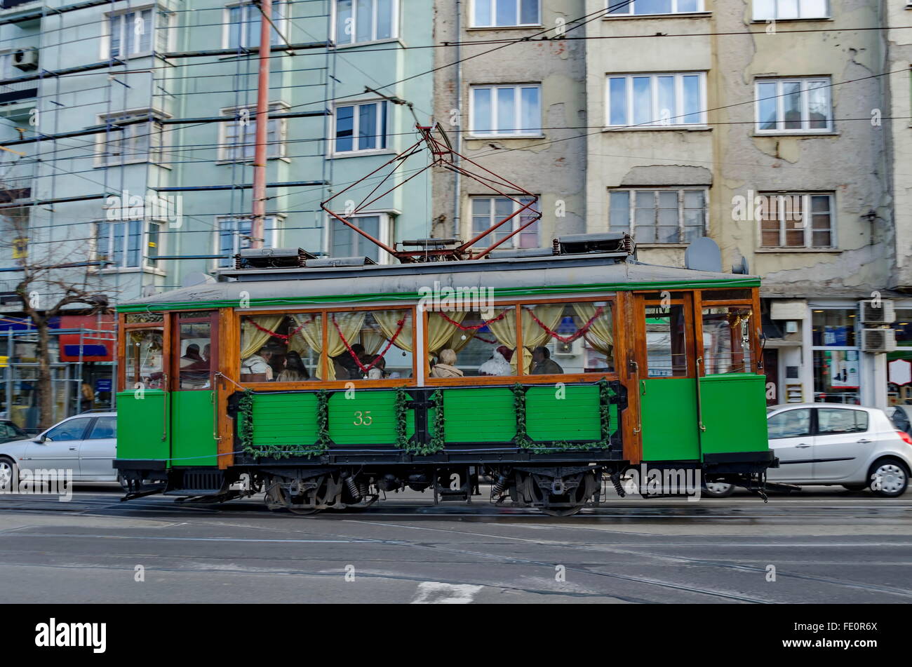 Retro Vintage tram per le strade di Sofia nel dicembre 2015, Bulgaria Foto Stock