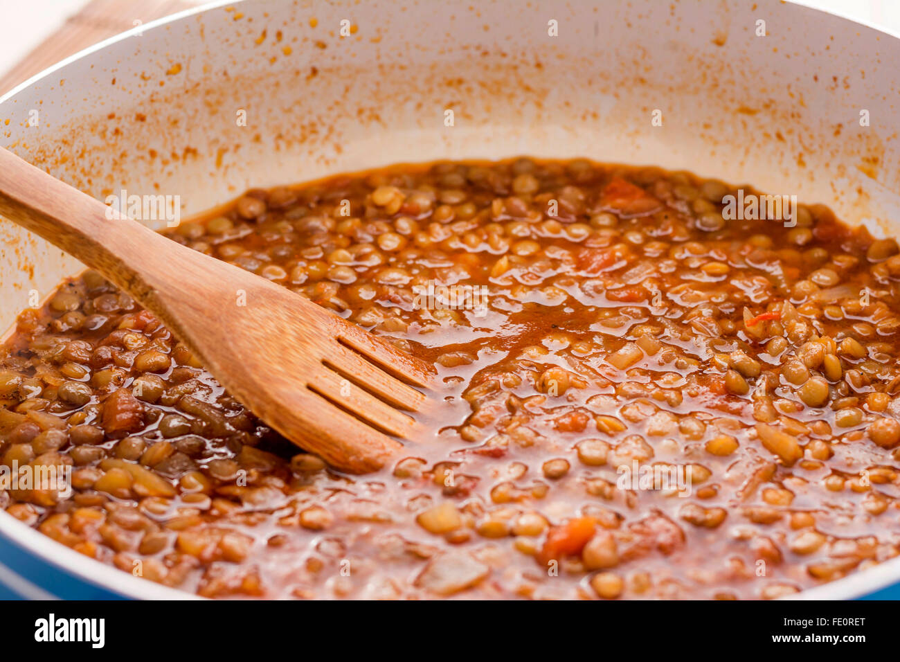 Le lenticchie di cottura Stufato. Pasto vegetariano. Foto Stock