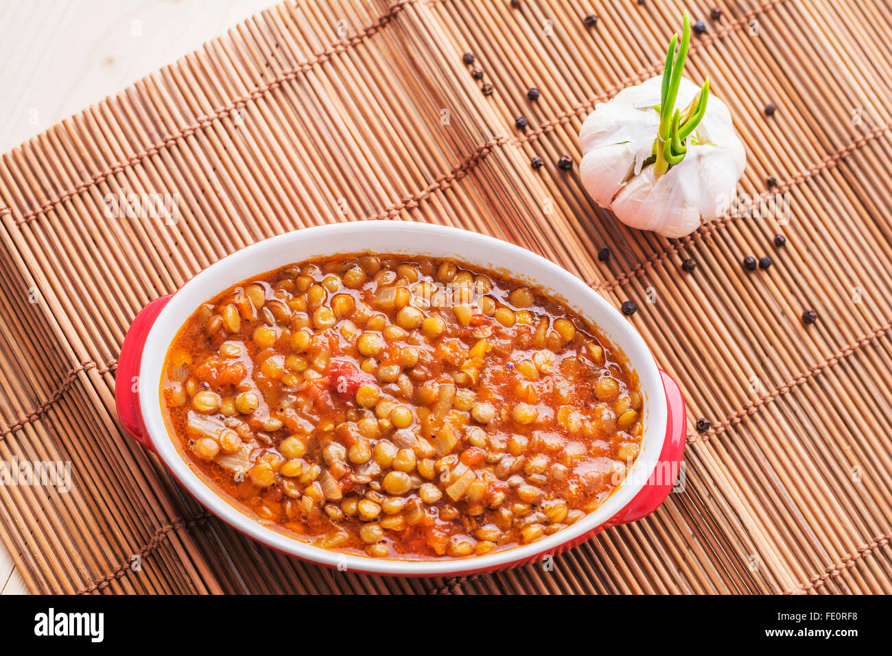 In casa le lenticchie in umido. Pasto vegetariano. Foto Stock