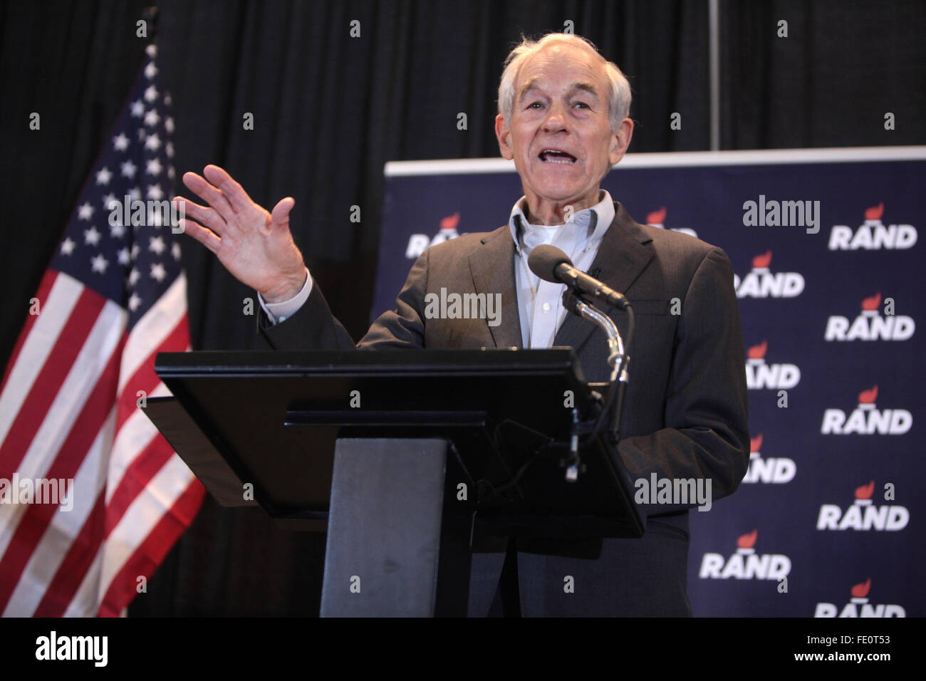 Ex U.S. Membro del Congresso Ron Paul parlando a una campagna di rally per suo figlio U.S il senatore e GOP candidato presidenziale Rand Paul presso la University of Iowa Gennaio 31, 2016 a Iowa City, Iowa. Foto Stock