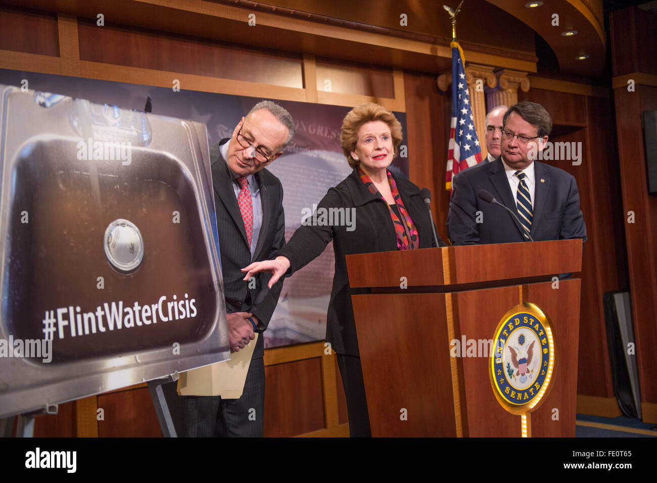 Il senatore degli Stati Uniti Debbie Stabenow durante una conferenza stampa sulla pietra focaia Michigan crisi idrica con i colleghi senatori democratica sulla Capitol Hill Gennaio 28, 2016 a Washington, DC. (L-R:) Il senatore Chuck Schumer, Senatore Debbie Stabenow e il senatore Gary Peters Foto Stock