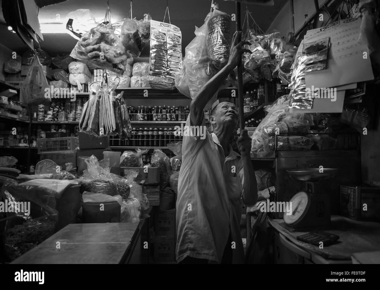 Negoziante nella città di Singapore market Foto Stock