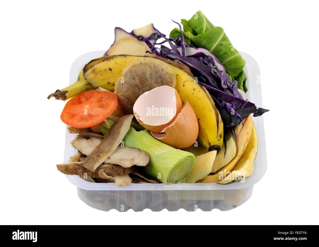 Materie cucina i rifiuti alimentari, ortaggi e frutta di gusci di uova raccolte in imballaggio riutilizzati per aggiunta di un mucchio di composto o bin. Foto Stock
