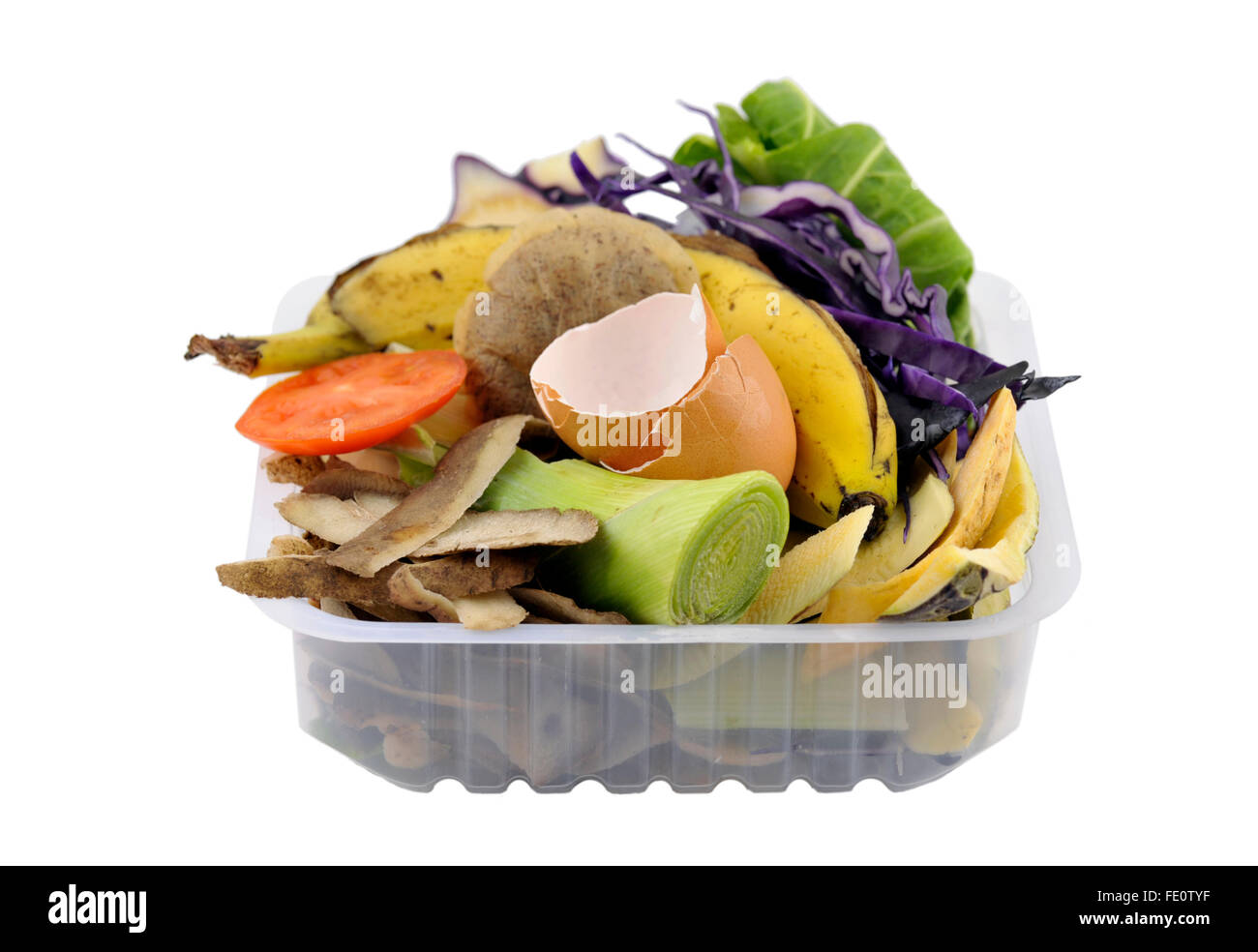 Materie cucina i rifiuti alimentari, ortaggi e frutta di gusci di uova raccolte in imballaggio riutilizzati per aggiunta di un mucchio di composto o bin. Foto Stock