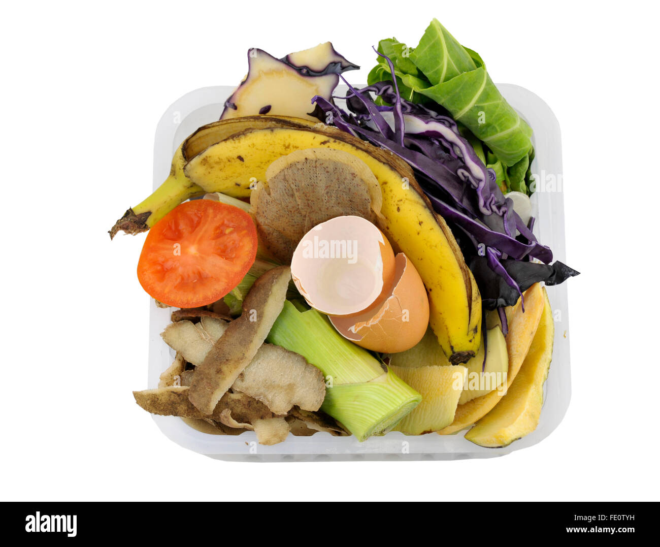 Materie cucina i rifiuti alimentari, ortaggi e frutta di gusci di uova raccolte in imballaggio riutilizzati per aggiunta di un mucchio di composto o bin. Foto Stock