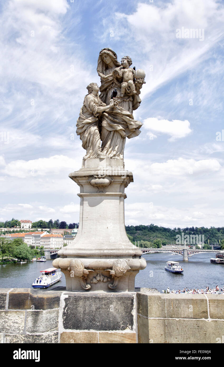 Statua di San Ann sul Ponte Carlo a Praga. St. Ann era madre della Santa Vergine Maria. Scultore Jäckel. 1707 г. Foto Stock