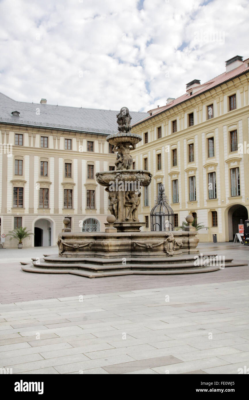 Questo è un bellissimo esempio di architettura barocca (costruito nel 1686) e una delle più antiche fontane in Praga. Foto Stock