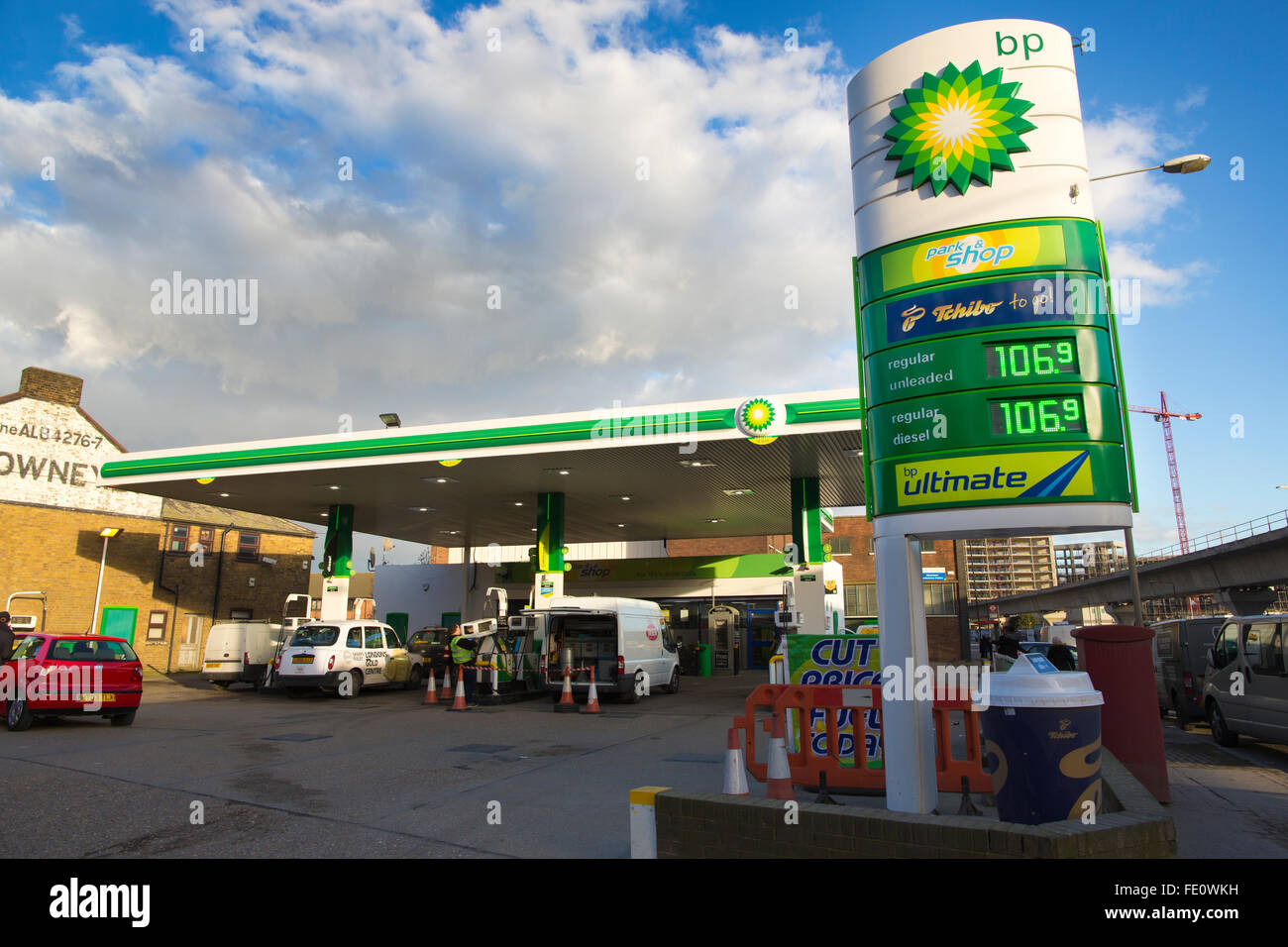 British Petroleum (BP) garage in Silvertown, Docklands di Londra, East London, come i prezzi del petrolio ha colpito un 13-anno bassa Foto Stock