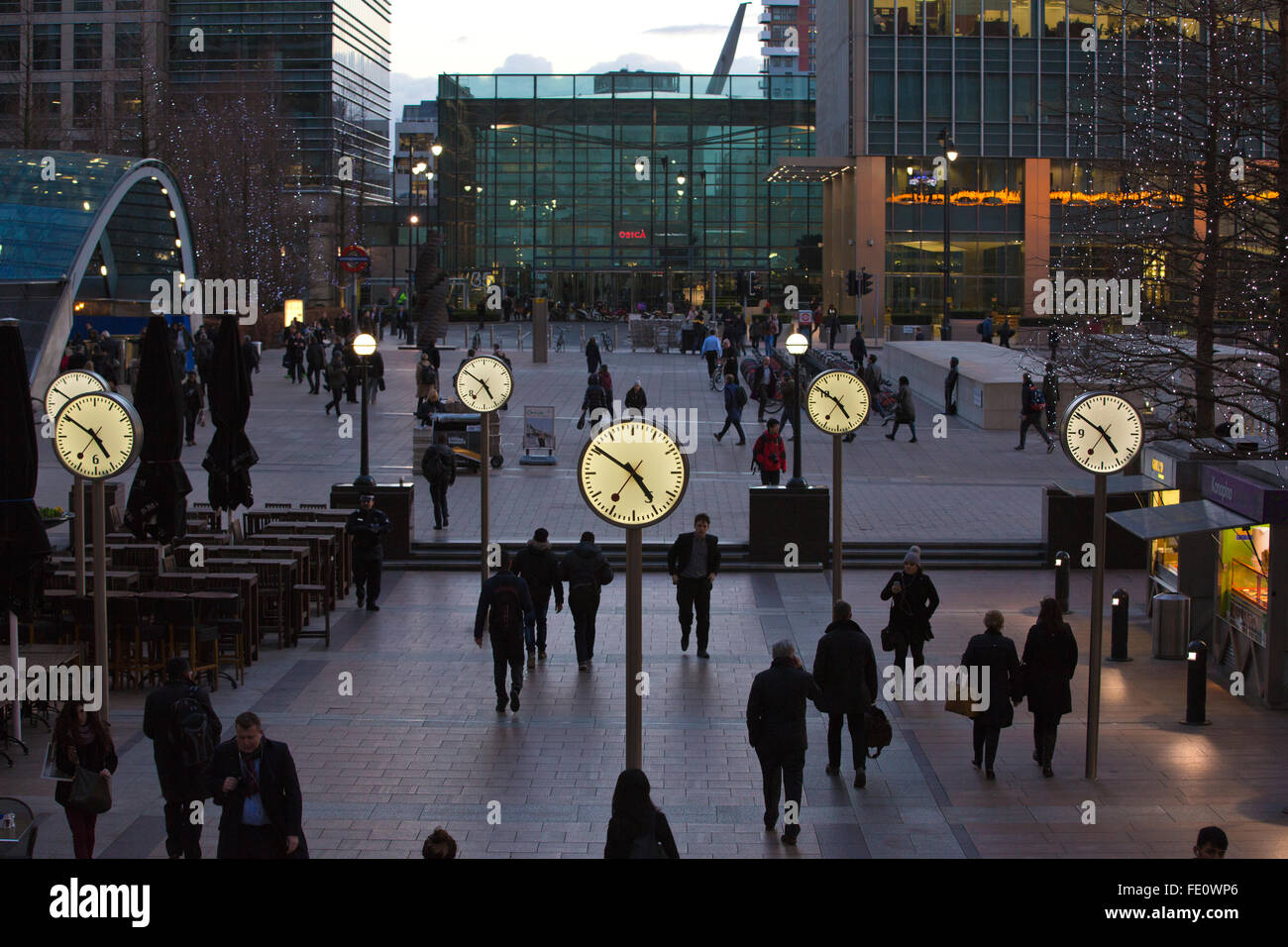 Orologi pubblici al di fuori di Reuters Plaza nel cuore del quartiere finanziario di Canary Wharf nei Docklands di Londra, Inghilterra, Regno Unito Foto Stock