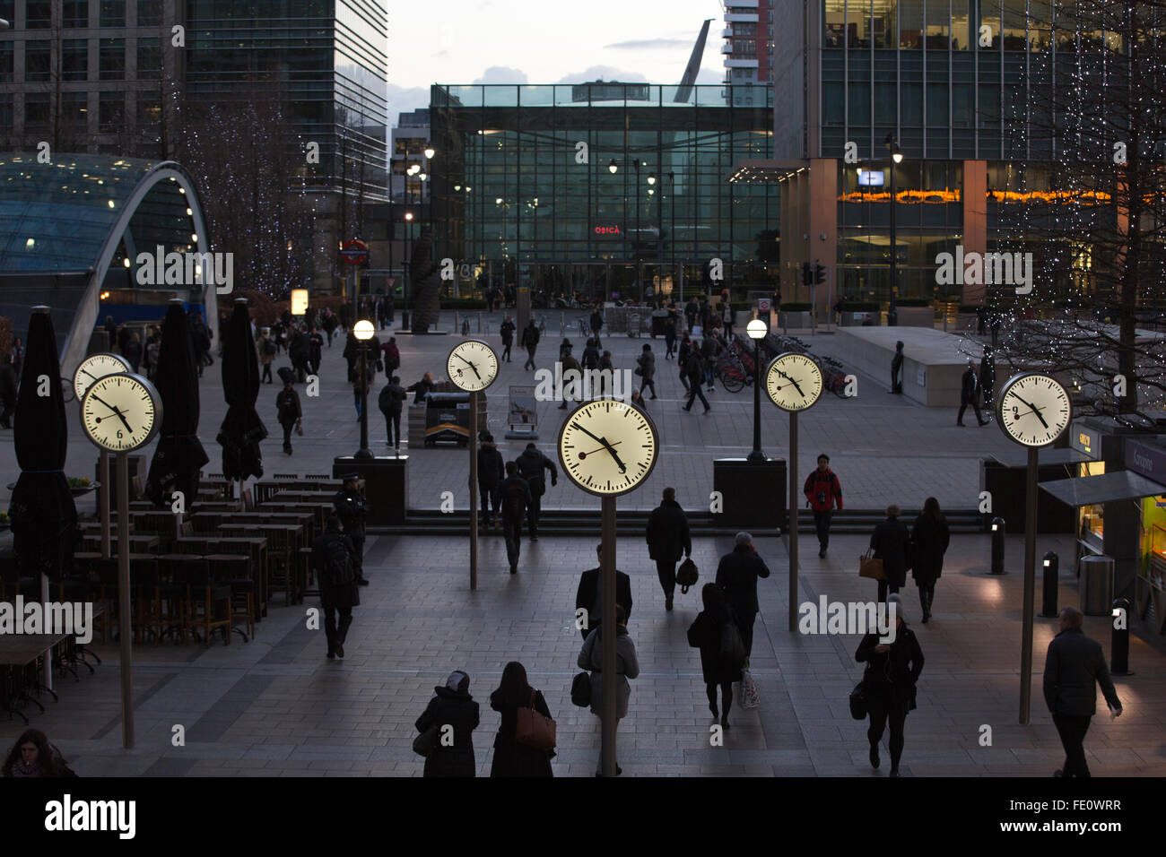 Orologi pubblici al di fuori di Reuters Plaza nel cuore del quartiere finanziario di Canary Wharf nei Docklands di Londra, Inghilterra, Regno Unito Foto Stock