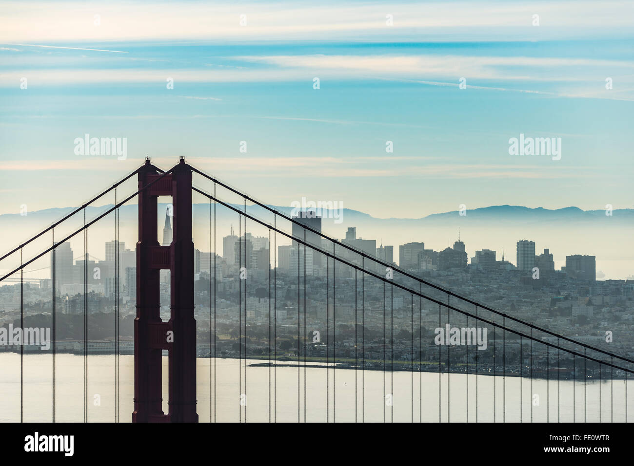 Golden Gate Bridge con skyline di San Francisco in la nebbia di mattina, CALIFORNIA, STATI UNITI D'AMERICA Foto Stock