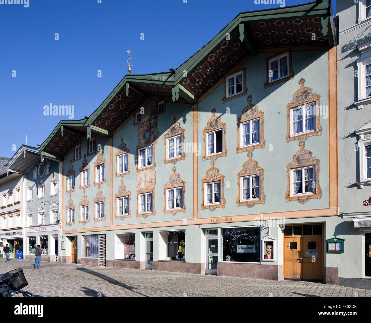 Gli edifici residenziali e commerciali, Market street, l'area pedonale, Bad Tölz, Alta Baviera, Baviera, Germania Foto Stock