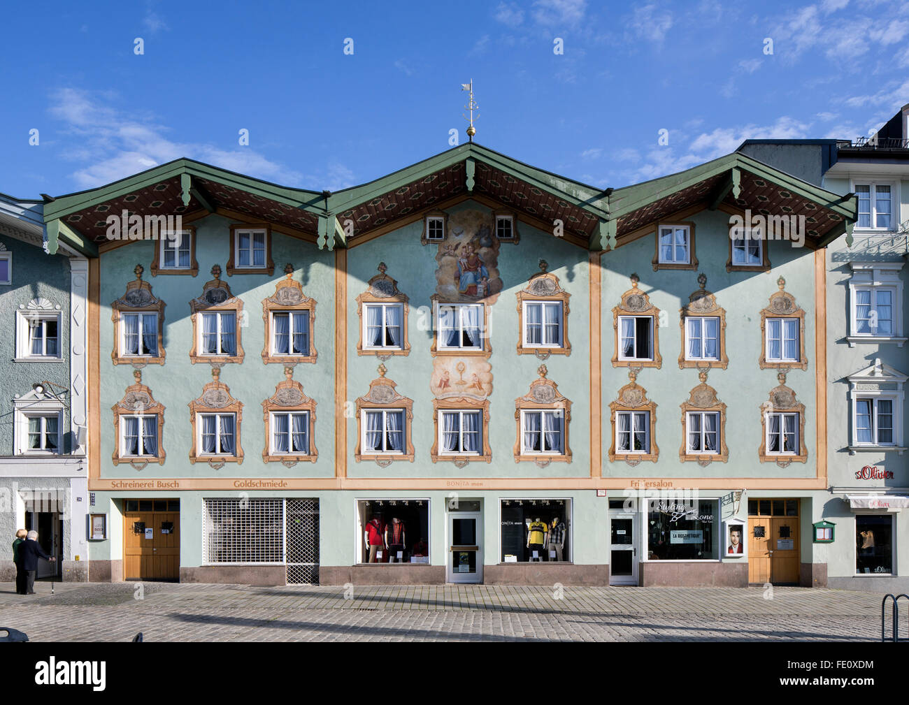 Gli edifici residenziali e commerciali, Market street, l'area pedonale, Bad Tölz, Alta Baviera, Baviera, Germania Foto Stock