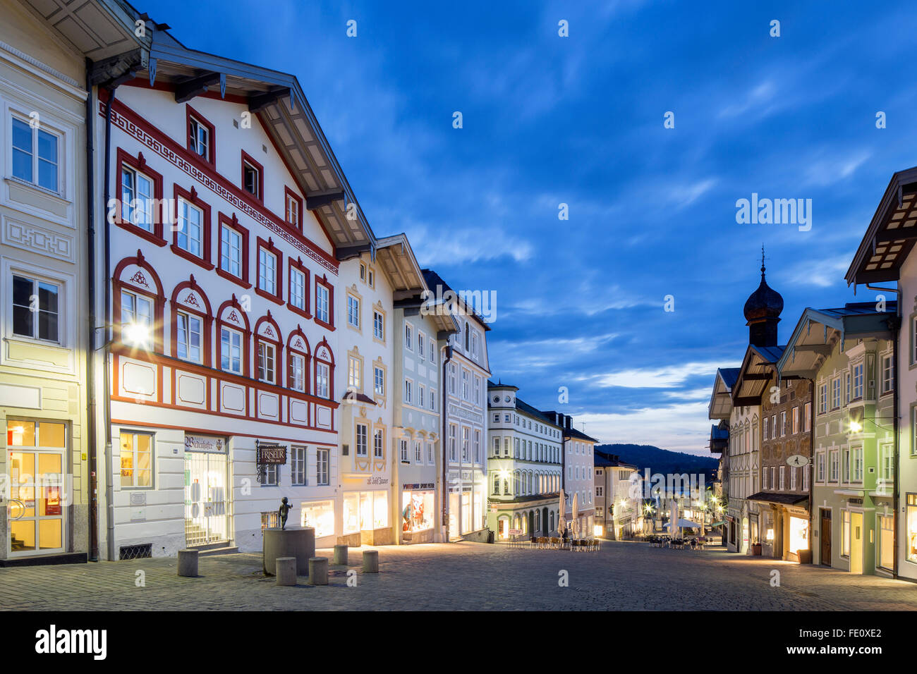 Gli edifici residenziali e commerciali al tramonto, Market street, l'area pedonale, Bad Tölz, Alta Baviera, Baviera, Germania Foto Stock