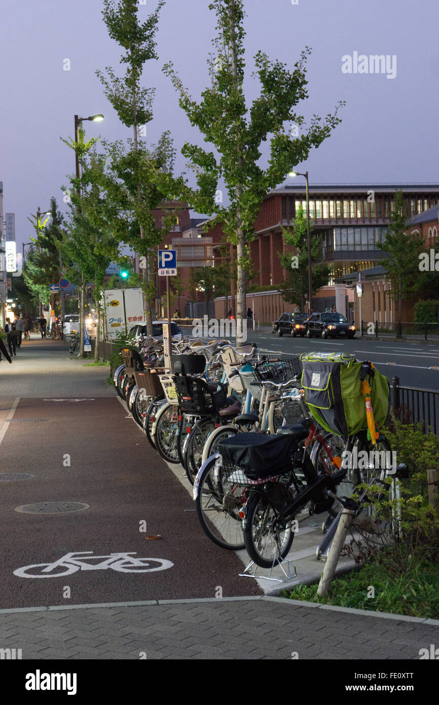 Percorso bike e biciclette in Giappone al crepuscolo Foto Stock