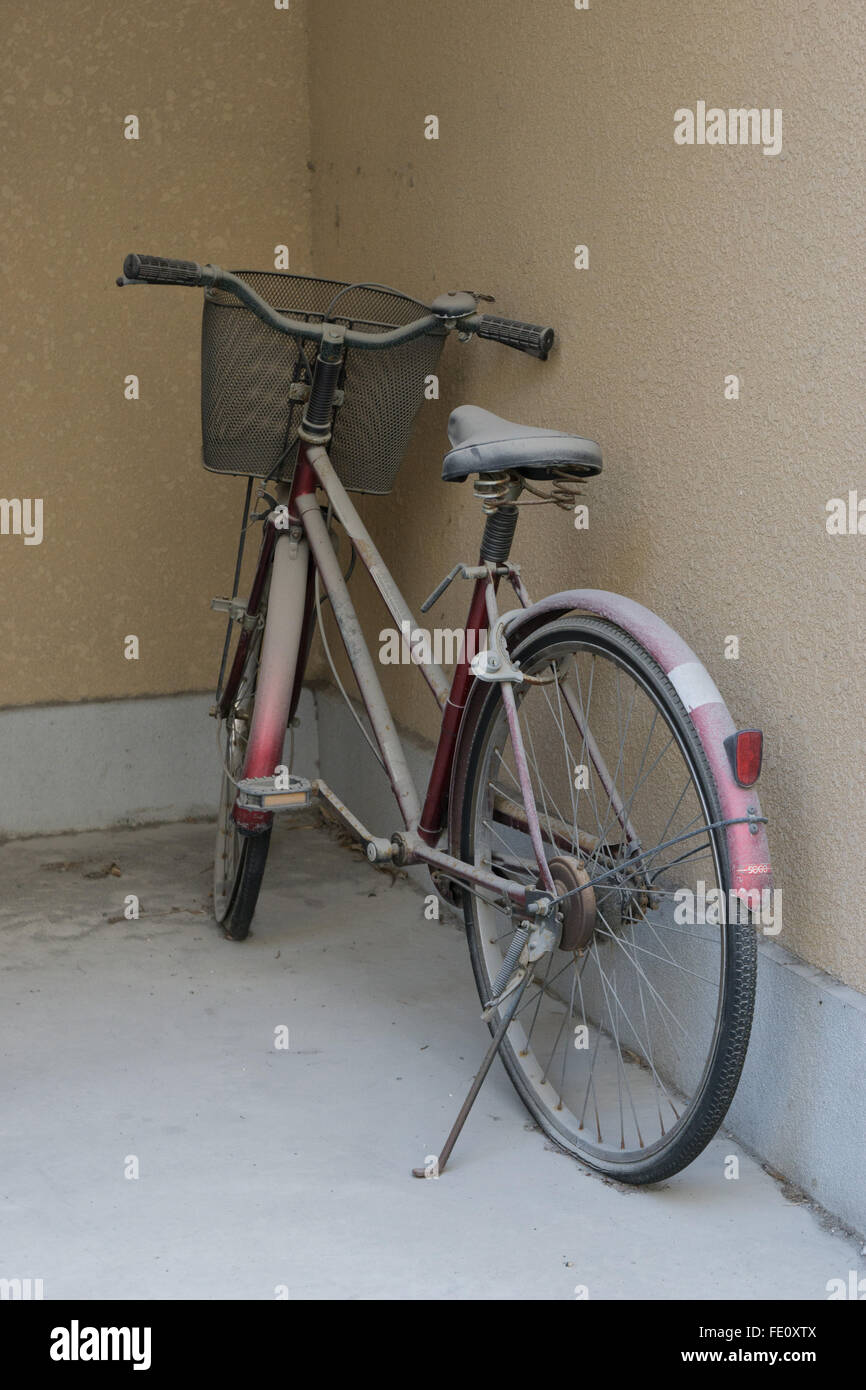 Sconsolato in bicicletta in Giappone abbandonato ma non rubata Foto Stock