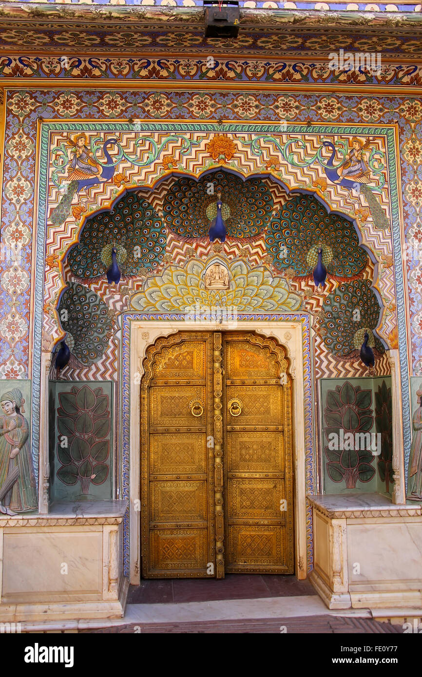 Peacock Gate in Pitam Niwas Chowk, Jaipur City Palace, Rajasthan, India. Il palazzo è stato sede del Maharaja di Jaipur, la testa Foto Stock