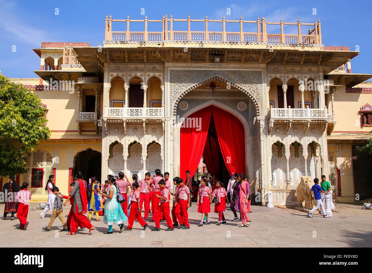 Locale scuola i bambini a piedi di Rajendra Pol nella città di Jaipur Palace, Rajasthan, India. Il palazzo è stato sede del Maharaja di Ja Foto Stock