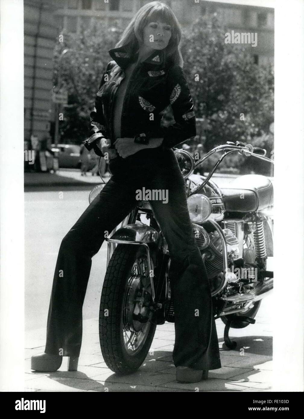 1973 - Questo snappy uccello è vestito da capo a piedi in cuoio, e lei doesn t guardare il tipo di rimanere un docile pillion rider! Molto più probabile per guidare il moto veloce se stessa. Naturalmente occorre una tuta veloce se uno possiede questa sorta di bici, e uno nella nostra immagine potrebbe girare quasi chiunque in un Emma Peel! Si tratta di una Nappa pantaloni adatti, la giacca di daino colorata con riporti in&eacute;d macchie, e certamente dovrebbe sollevare un paio di fischi! (Credito Immagine: © Keystone Pictures USA/ZUMAPRESS.com) Foto Stock