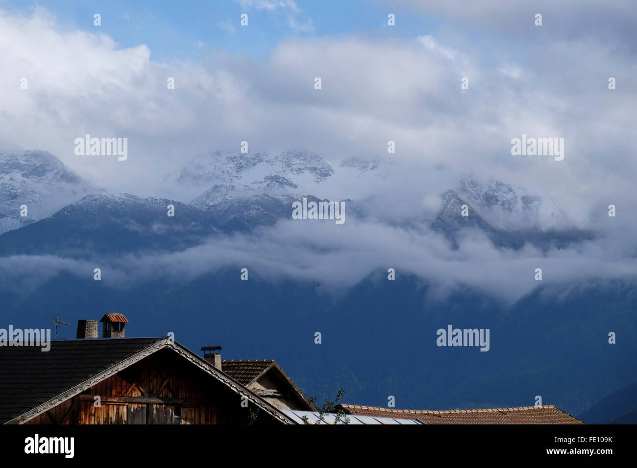 Tetti nelle alpi. Burgusio, Italia. Foto Stock