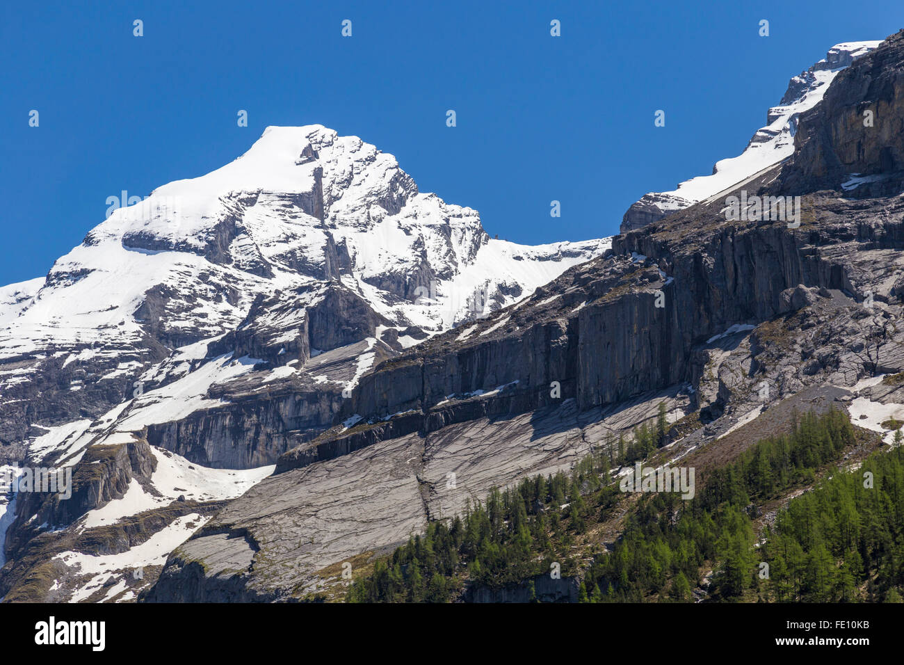 Vista su Montagna di roccia e ghiaccio-capped Alpi Svizzere vicino Oeschinensee Oeschinen (lago), su Oberland Bernese, Svizzera Foto Stock