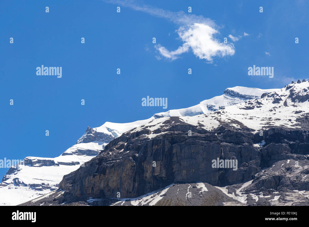 Vista su Montagna di roccia e ghiaccio-capped Alpi Svizzere vicino Oeschinensee Oeschinen (lago), su Oberland Bernese, Svizzera Foto Stock