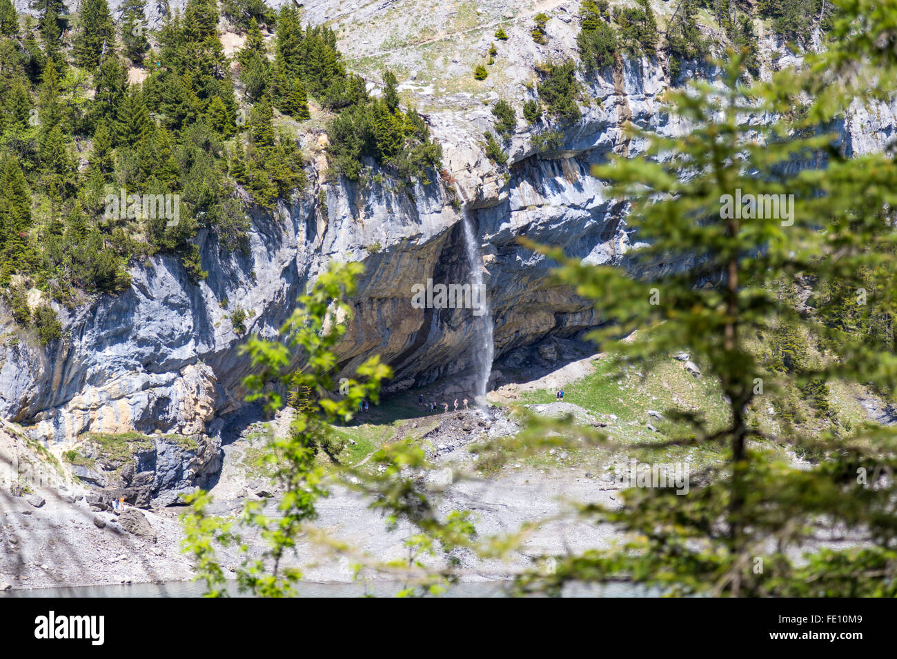 Alpi svizzere cascata vicino Lago Oeschinensee nell Oberland Bernese, Svizzera Foto Stock