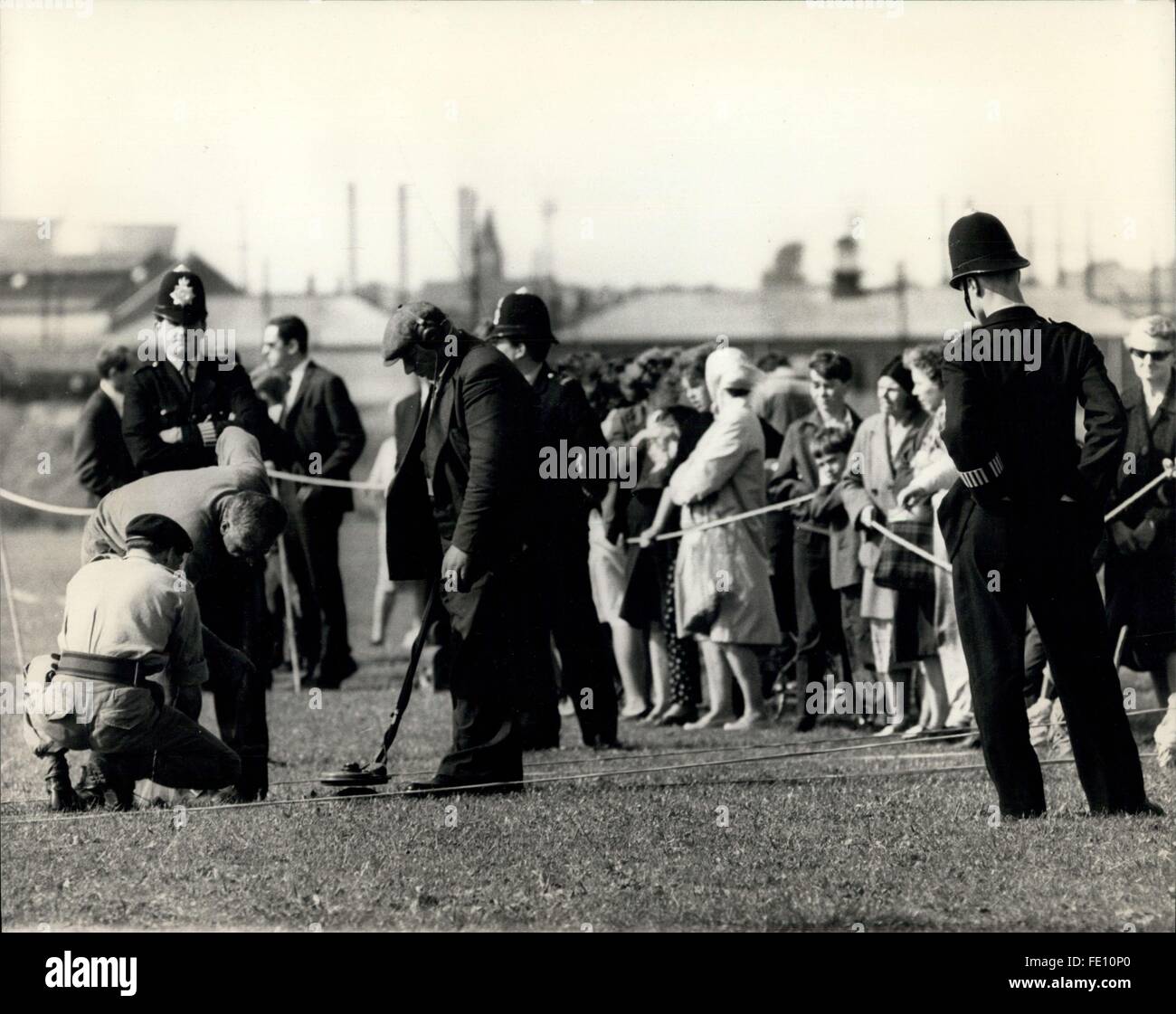 1978 - L'esercito chiamato a detenuti in omicidio a caccia di indizi: l'esercito è stato chiamato in questo pomeriggio per aiutare nella ricerca di indizi in riprese di tre poliziotti in strada Braybrook ieri. La foto mostra i membri della bomba Smaltimento unità guardato dalla polizia a iniziare a lavorare con i rivelatori di mine in comune dai Braybrock San Shepherd's Bush per indizi dell'omicidio di tre poliziotti che sono stati girati giù ieri. © Keystone Pictures USA/ZUMAPRESS.com/Alamy Live News Foto Stock