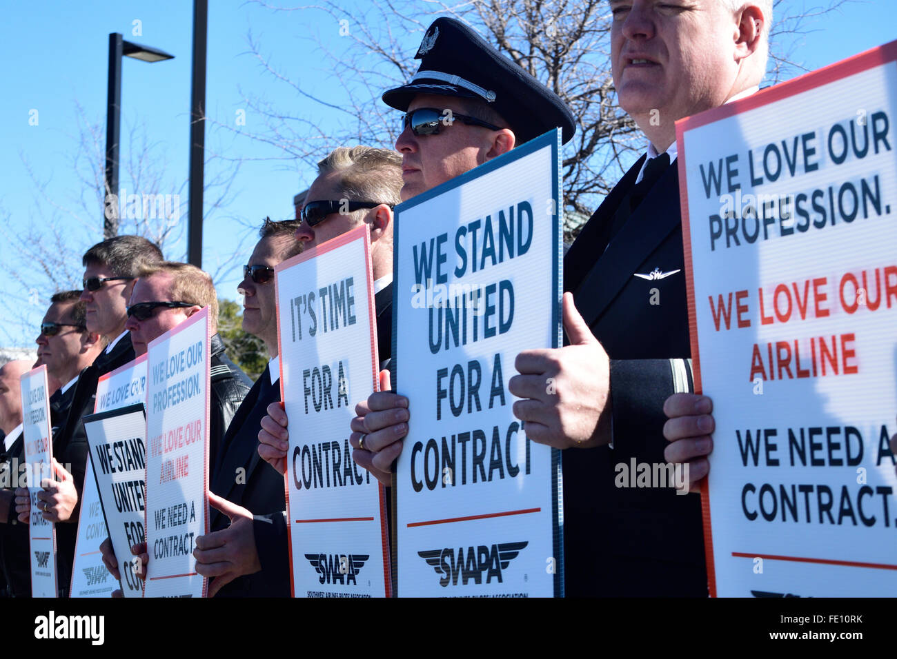 Circa 100 Southwest Airlines piloti silenziosamente di protesta a sostegno di un contratto al di fuori del campo di amore Credito: Brian T. Humek/Alamy Live News Foto Stock