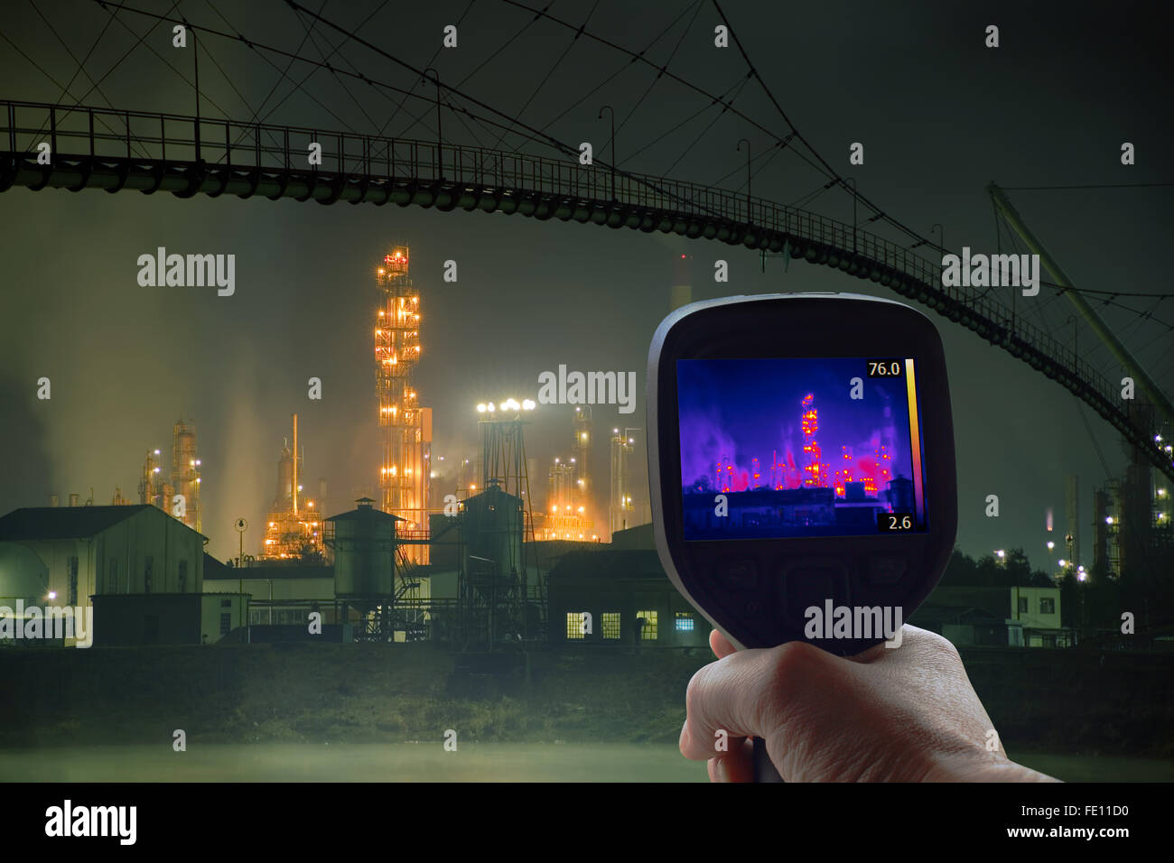 L'imaging termico supervisione della raffineria di petrolio Foto Stock