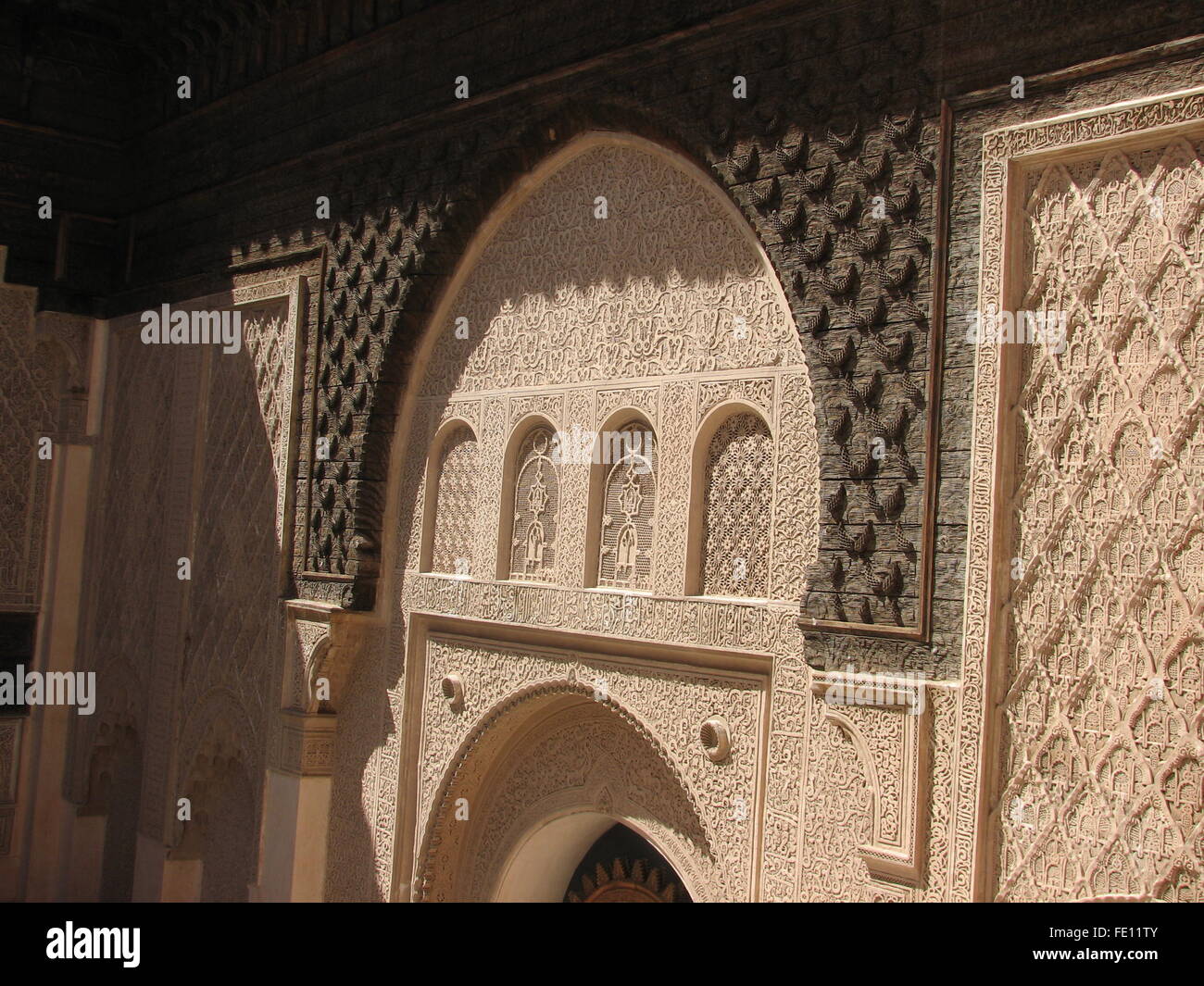 Zellige, zillij o zellij pattern sul muro al Ben Youssef Medresa, Marrakech, Marocco Foto Stock