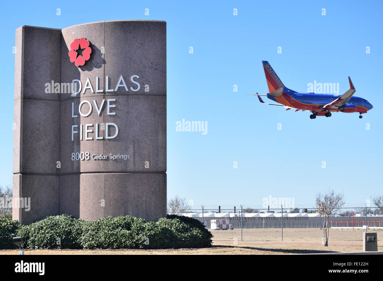 Dallas, Texas, Stati Uniti d'America. 03Feb, 2016. Un Southwest Airlines aereo vola sopra l'ingresso all'amore campo dove protestando Southwest Airlines piloti stand silenziosamente attraverso dall'aeroporto entrata. Credito: Brian T. Humek/Alamy Live News Foto Stock