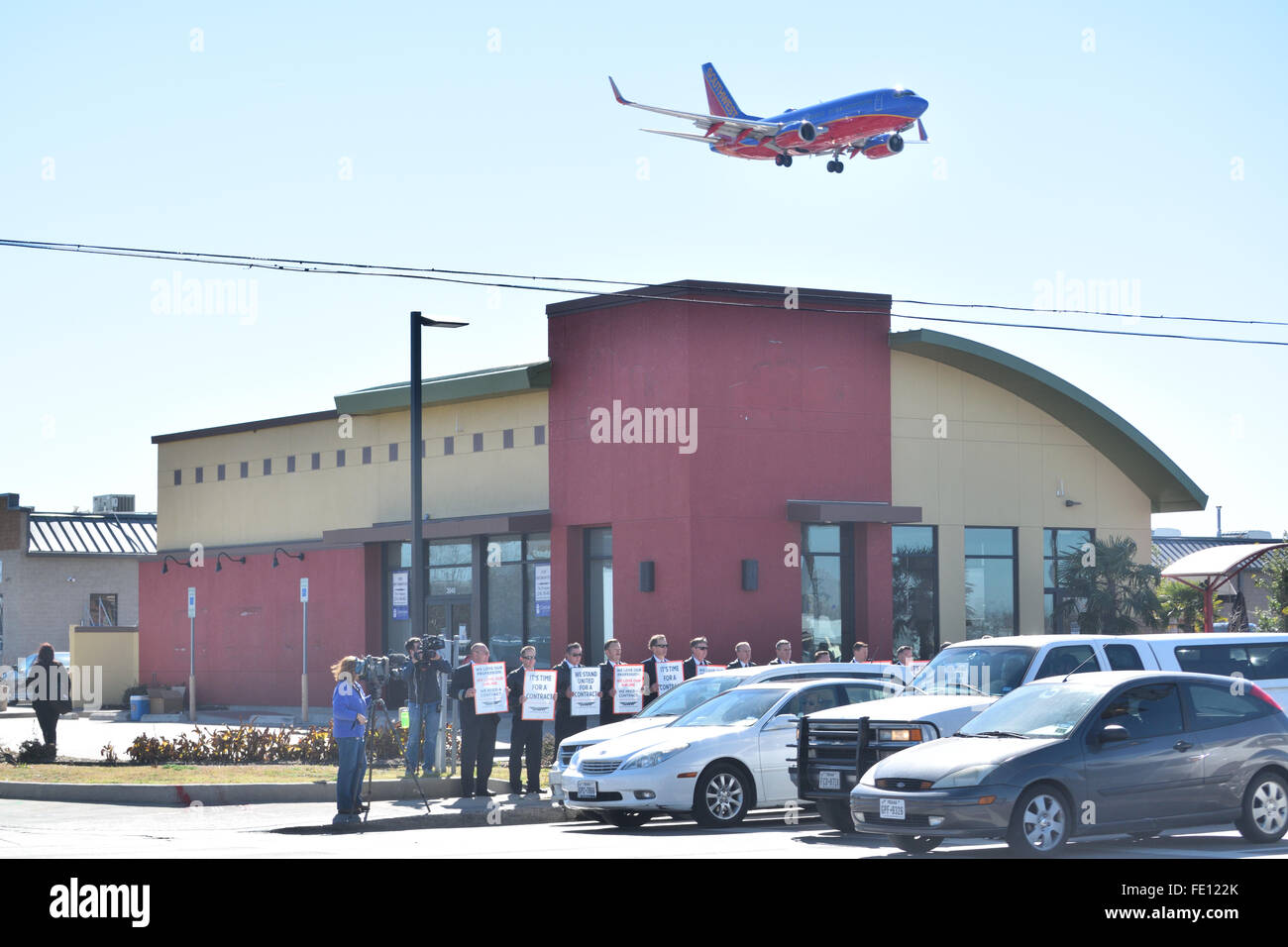 Un Southwest Airlines aereo vola su protestando Southwest Airlines piloti al campo d'amore. Credito: Brian T. Humek/Alamy Live News Foto Stock