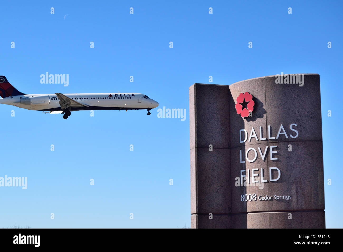 Dallas, Texas, Stati Uniti d'America. 03Feb, 2016. Delta Airlines, un concorrente di Southwest Airlines, vola sopra protestando Southwest Airlines piloti a Dallas Love Field. Credito: Brian T. Humek/Alamy Live News Foto Stock