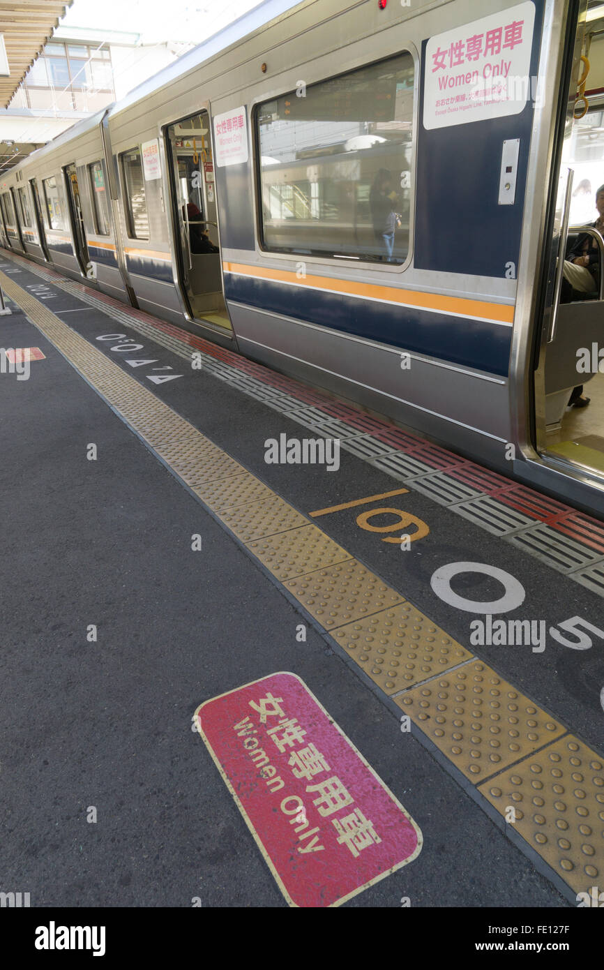 Donna segno solo per la metropolitana Kyoto in Giappone Foto Stock