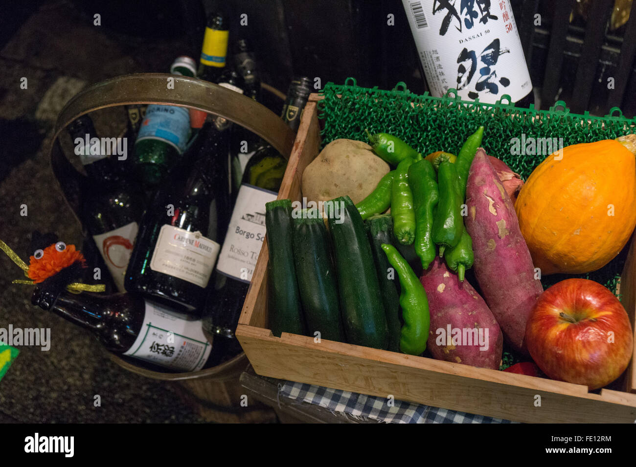 Verdure e display di vino in un ristorante di Kyoto in Giappone Foto Stock