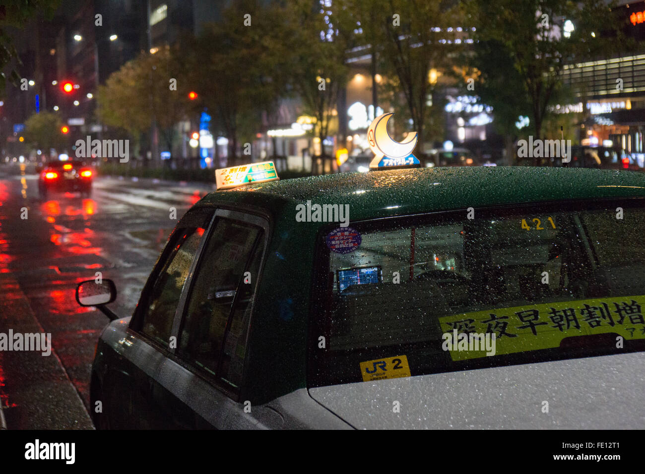 In attesa taxi sotto la pioggia durante la notte a Kyoto in Giappone Foto Stock