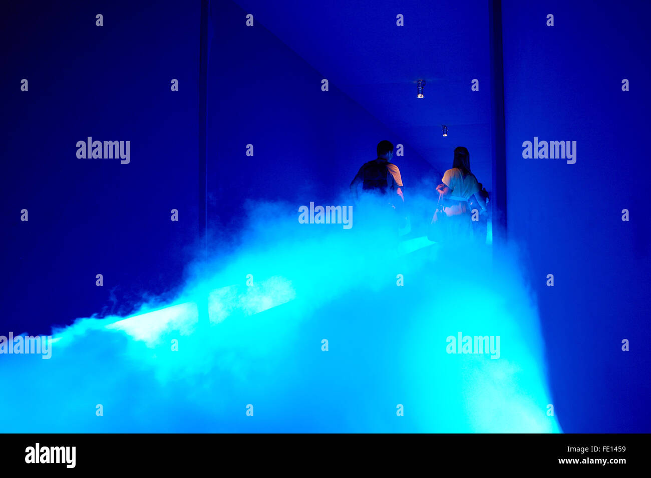 Il neon blu fumo corridoio Foto Stock