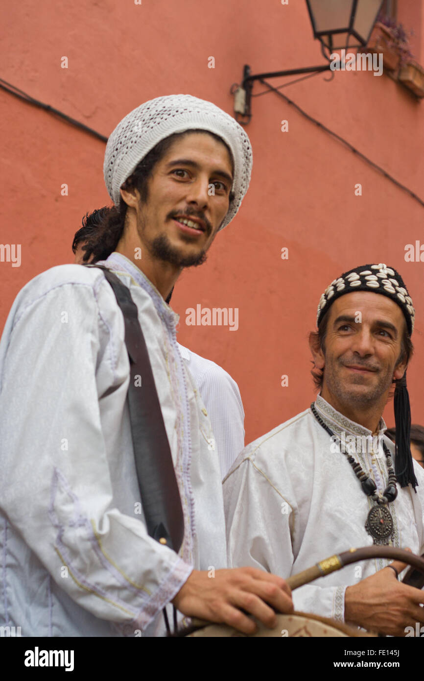 BADAJOZ, Spagna - 26 settembre: costume batterista uomo partecipante al Almossasa Cultura Festival nel mese di settembre Foto Stock